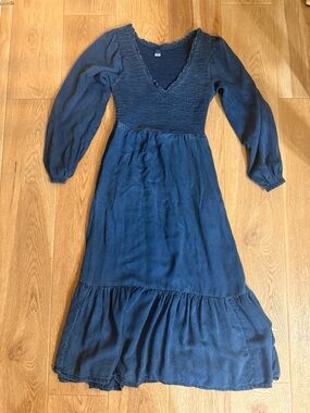 Old Navy Denim/Navy Blue Smocked V-Neck Midi Dress